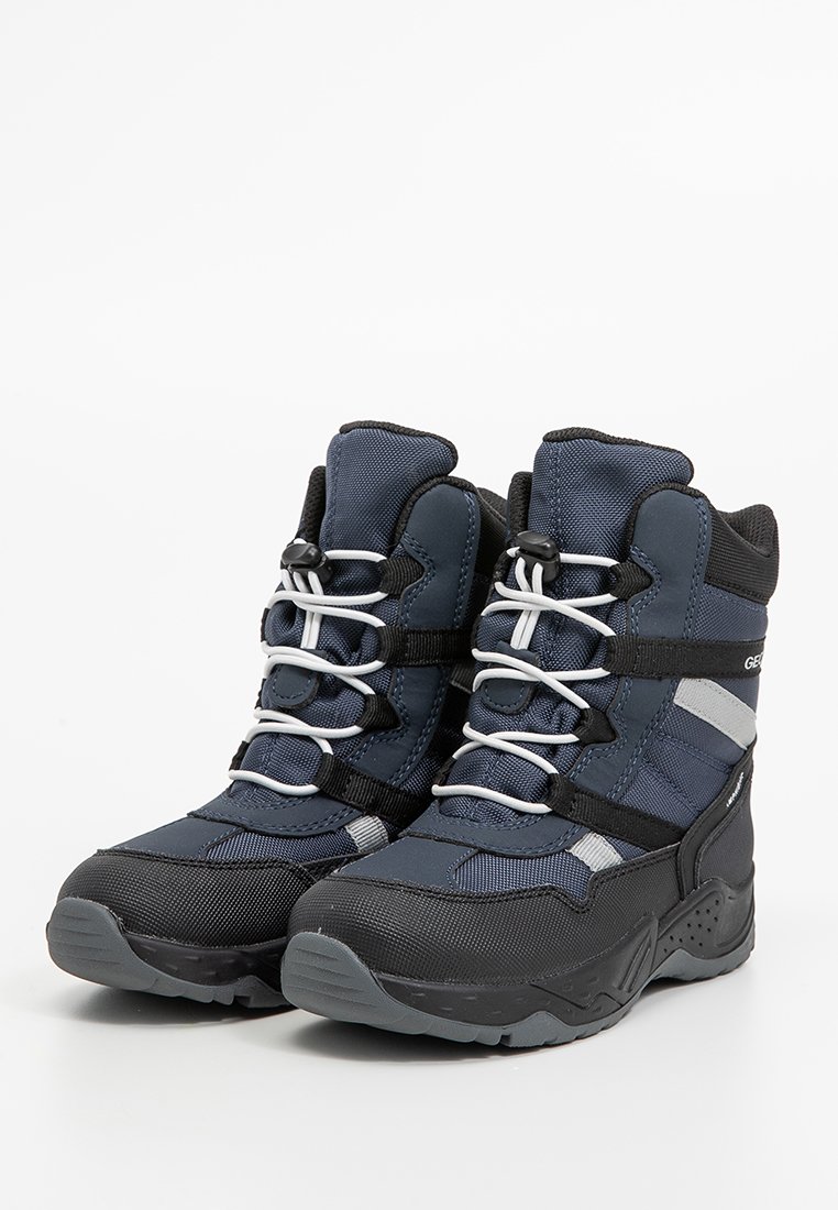 Ciemnoniebieskie i czarne buty trekkingowe z teksturowaną cholewką, odblaskowymi akcentami i białymi sznurowadłami; solidna podeszwa zapewniająca przyczepność i trakcję.