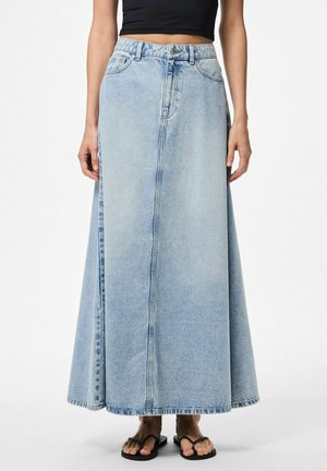 Maxi gonna in denim azzurro chiaro con vita aderente, design a forma di A, chiusura frontale con bottoni e tasche laterali. Texture liscia con cuciture visibili.