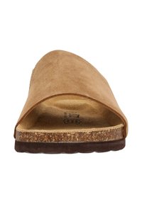 Sandale à glissière en suède marron avec une large sangle et un coussin de pied en liège contourné. Semelle en caoutchouc plate avec surface texturée pour une meilleure adhérence.
