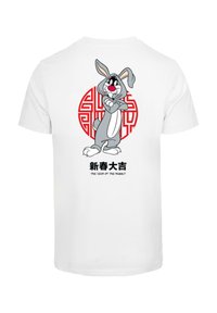 Tricou alb din bumbac, cu un design de iepure desenat în gri, pe un fundal circular roșu și cu text negru care spune "ANUL IEPURELUI".
