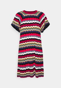 Vestido de punto con un patrón de zigzag multicolor en rojo, negro, verde y blanco, con mangas cortas y cuello redondo.