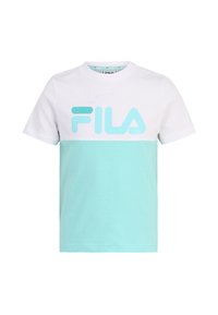 Camiseta de manga corta con la parte superior blanca y la sección inferior en verde menta, que presenta un gran logo azul de FILA en el pecho. Material de algodón.