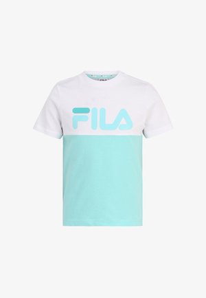 Camiseta de manga corta con la parte superior blanca y la sección inferior en verde menta, que presenta un gran logo azul de FILA en el pecho. Material de algodón.