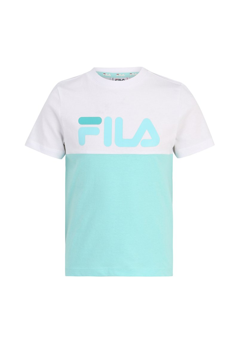 Camiseta de manga corta con la parte superior blanca y la sección inferior en verde menta, que presenta un gran logo azul de FILA en el pecho. Material de algodón.