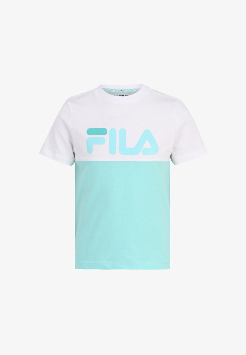 Camiseta de manga corta con la parte superior blanca y la sección inferior en verde menta, que presenta un gran logo azul de FILA en el pecho. Material de algodón.