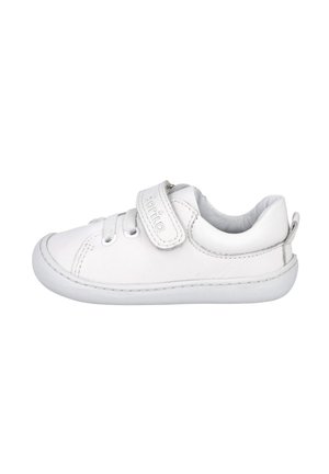 Zapatilla de cuero blanca con punta redonda, diseño de cordones y tira de Velcro. Presenta costuras blancas y una suela de goma flexible.