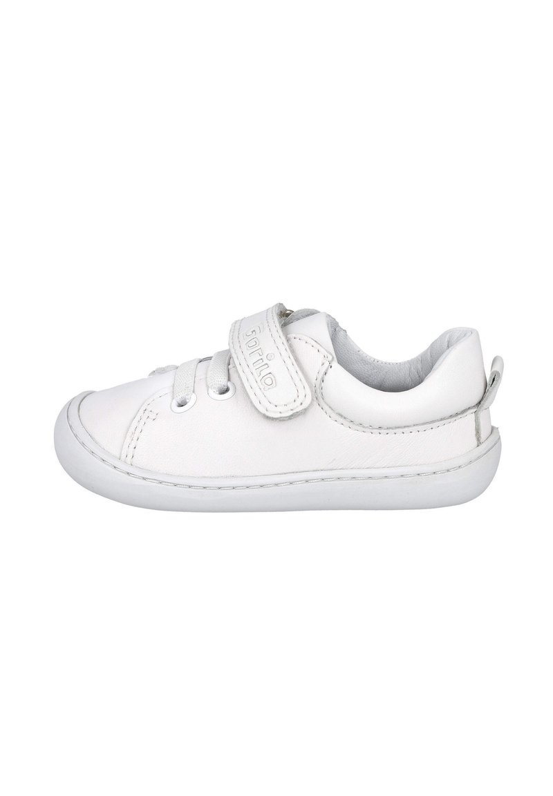 Zapatilla de cuero blanca con punta redonda, diseño de cordones y tira de Velcro. Presenta costuras blancas y una suela de goma flexible.