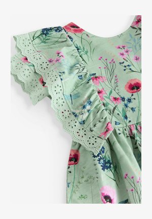 Lichtgroen bloemenjurk met roze en blauwe bloemen. Kenmerken zijn tiered kantruffels op de mouwen en een gatheringdetail op de taille. Zachte textuur.