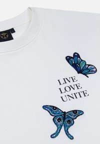 Witte sweatshirt met twee geborduurde blauwe vlinders en de tekst "LIVE LOVE UNITE" in zwarte letters. Gladde stoftextuur.