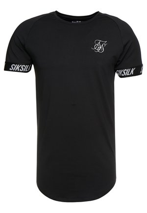 Czarna krótka koszulka z białym logo w stylu pisma na piersi i napisem "SIKSILK" na mankietach rękawów.