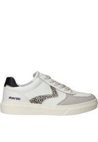 Witte leren sneakers met grijze suède accenten, zwarte hak en stippenpatroon. Voorzien van platte veters en een gestructureerde rubberen zool.