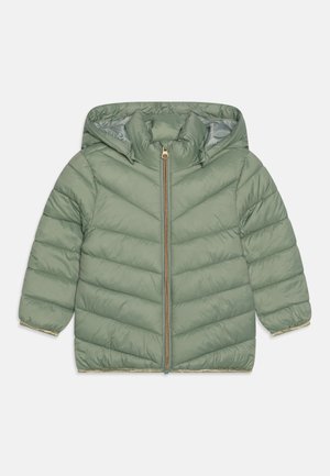 Žalias paminkštintas striukė su kapišonu, su priekyje esančia užtrauktuku, chevrono siuvinėjimo tekstūra ir kontrastingais auksiniais akcentais ant rankovių ir krašto.