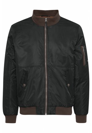 Melns bomber jakas ar brūnu ribotu apkakli, divām priekšējām kabatām, ar rāvējslēdzēju aizveramu kabatu uz piedurknes, kā arī elastīgiem apročām un apakšmalai.