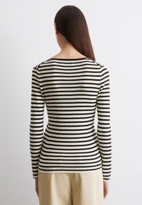 Schwarz-weiß gestreifter Langarmtop mit gerippter Struktur und rundem Halsauschnitt, taillierte Silhouette und durchgehenden horizontalen Streifen.