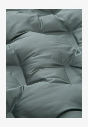 Umplutură matlasată dintr-un material teal estompat, având o textură netedă cu cusături vizibile și secțiuni ridicate, oferind un aspect căptușit.