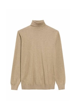 Beżowy sweter z golfem, wykonany z miękkiej dzianiny, z długimi rękawami, prążkowanymi mankietami i małym logo na piersi.