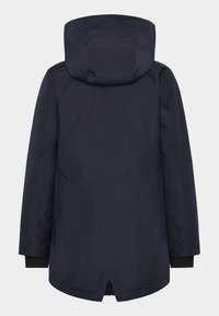 Marinblå vattentät jacka med huva, har en medellång längd, sidofickor och elastiska ärmslut för ökat skydd mot vädrets makter.