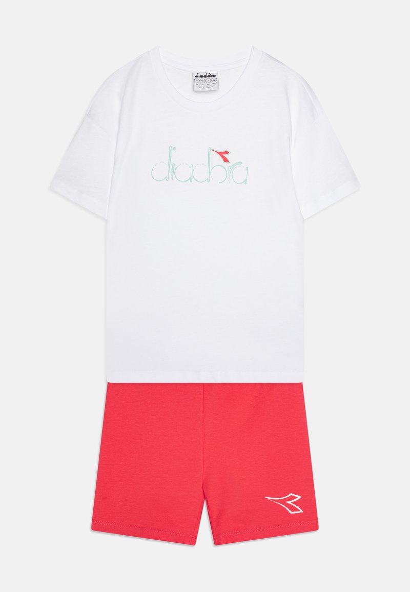 Λευκό βαμβακερό T-shirt με λογότυπο "diadora" σε μέντα χρώμα και κόκκινη διακοσμητική σημαία. Συνδυάζεται με κόκκινες βαμβακερές βερμούδες που διαθέτουν λευκή λεπτομέρεια λογότυπου.