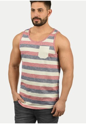 Gestreift Tanktop mit roten, blauen und cremefarbenen horizontalen Streifen; verfügt über eine Brusttasche und einen abgerundeten Halsausschnitt; aus leichtem Stoff gefertigt.