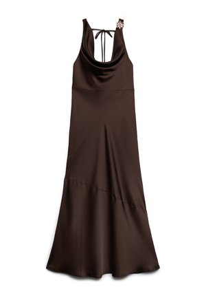 Ärmelloses dunkelbraunes Satinkleid mit Wasserfallausschnitt, Neckholder hinten und einer kleinen Blumenbrosche auf der linken Schulter.