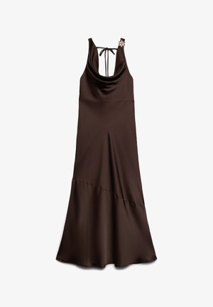 Ärmelloses dunkelbraunes Satinkleid mit Wasserfallausschnitt, Neckholder hinten und einer kleinen Blumenbrosche auf der linken Schulter.