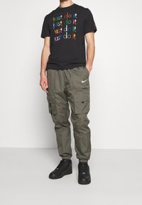 Nike Sportswear Träningsbyxor - olive