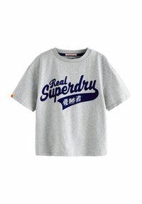 Pilkas trumpomis rankovėmis marškinėliai su apvaliu iškirpimu, kuriuose yra didelis tamsiai mėlynas "Real Superdry" teksto grafinis elementas ir oranžinės akcentas ant rankovės.