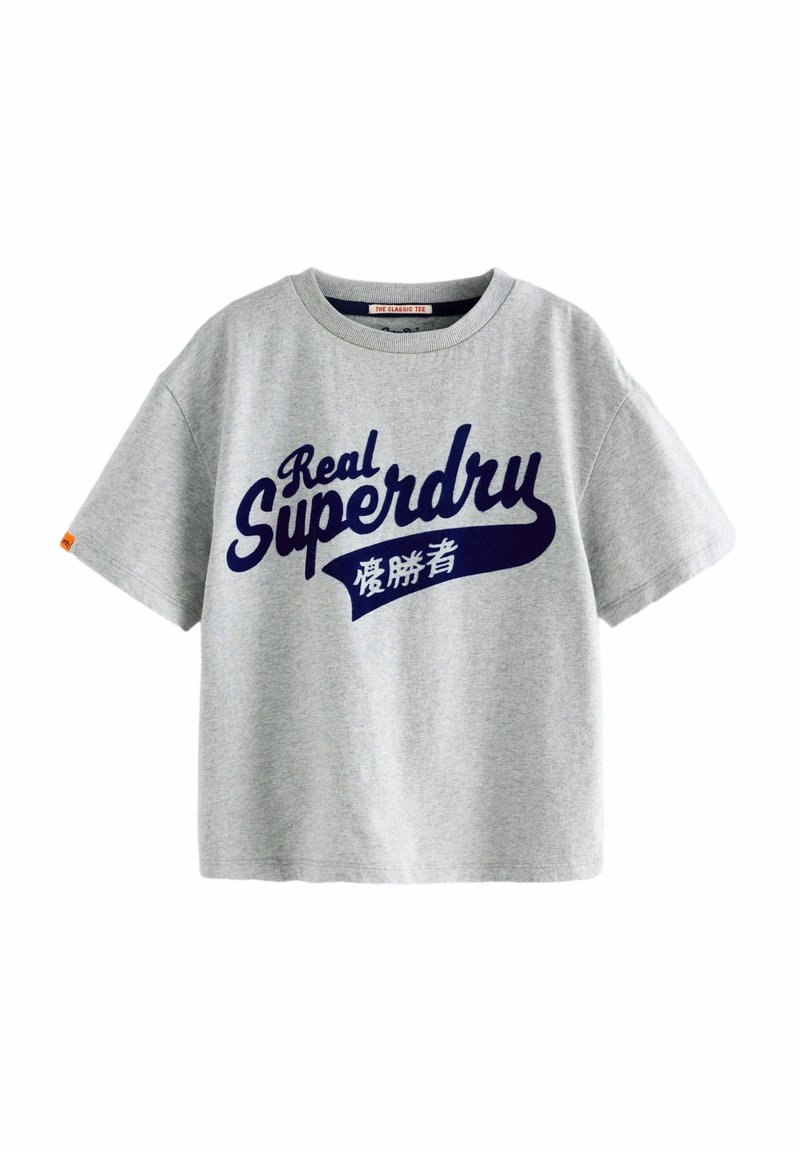 Pilkas trumpomis rankovėmis marškinėliai su apvaliu iškirpimu, kuriuose yra didelis tamsiai mėlynas "Real Superdry" teksto grafinis elementas ir oranžinės akcentas ant rankovės.