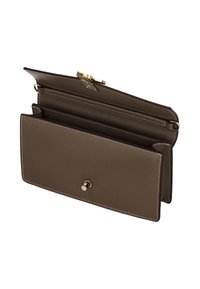 Bruine leren clutch met goudkleurige sluiting, opengeklapt om meerdere vakken te tonen en witte stiksels langs de randen.