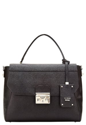 Sac à main structuré noir avec poignée supérieure, fermeture à boucle argentée et étiquette de marque portant la mention GUESS attachée à l'avant.