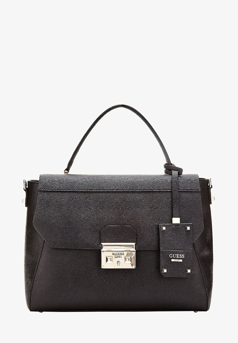 Sac à main structuré noir avec poignée supérieure, fermeture à boucle argentée et étiquette de marque portant la mention GUESS attachée à l'avant.
