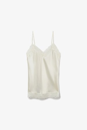 Camisole en satin avec bretelles spaghetti réglables, présentant un décolleté en V et une délicate bordure en dentelle le long des bords supérieur et inférieur. Couleur : blanc cassé.