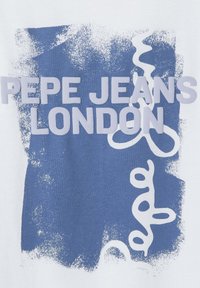 Balts T-krekls ar zilu otas triepiena dizainu un lieliem pelēkiem burtiem "PEPE JEANS LONDON", ar izteiksmīgiem viļņveidīgiem baltiem akcentiem.