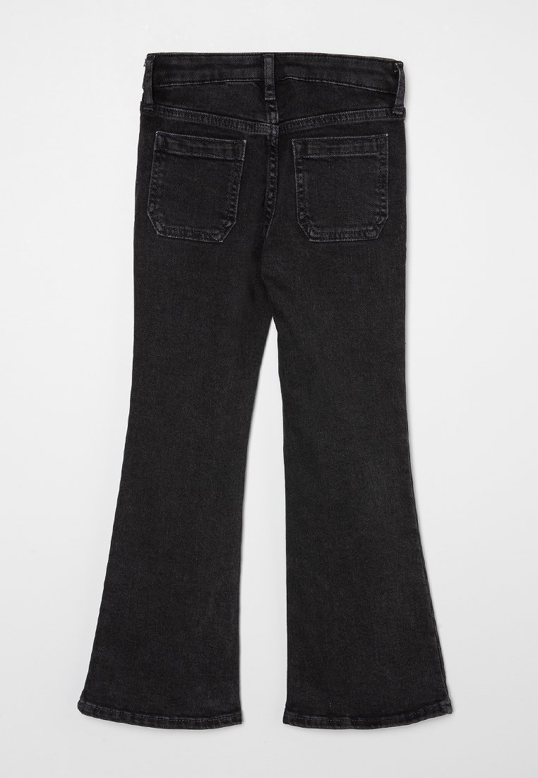Jeans évasés noirs en denim, dotés d'une taille standard et de deux poches arrière, avec un ourlet propre et un design minimaliste.