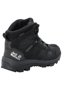 Bota de senderismo negra hecha de ante y material sintético. Presenta un cuello acolchado, una suela texturizada y un logotipo en el lateral.