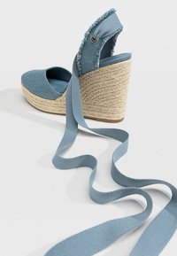 Stradivarius Sandály na vysokém podpatku - blue