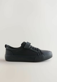 Mustade sneakerid on valmistatud siledast sünteetilisest materjalist, neil on ümar varvas, paeltega disain ning keskel Velcro rihm. Tekstuuriga kummitald.