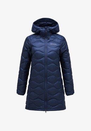 Cappotto imbottito blu marino con zip frontale e cappuccio. Presenta una texture a motivo ondulato e un logo sul petto. Maniche lunghe e lunghezza fino a metà coscia.