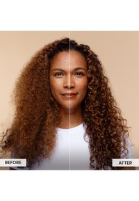 Deux images côte à côte montrant une transformation capillaire. À gauche : boucles frisées et denses. À droite : boucles définies et lisses. Les deux sections affichent des tons de couleur similaires.