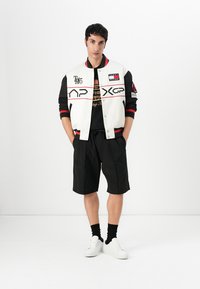 Tommy Hilfiger F1 MOVIE GRAPHIC VARSITY JACKET - Geacă bomber - white/red/black