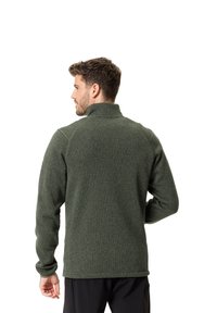 Grüne Fleecejacke mit hohem Kragen, strukturiertem Muster und langen Ärmeln. Verfügt über verstärkte Nähte und einen geraden Saum auf Hüfthöhe.