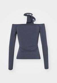 Tengerészi off-shoulder hosszú ujjú blúz, megkötős nyakkivágással, rugalmas anyagból készült, testhezálló szabással és sima textúrával.