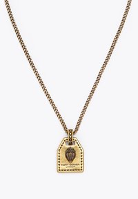 Collana in tono oro con design a maglie e un pendente a forma di targhetta con logo in rilievo e accenti decorativi.