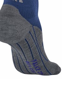 Calzino grigio e blu con texture a coste, tallone rinforzato e supporto per l'arco. Include testo viola vicino alla punta per il marchio.