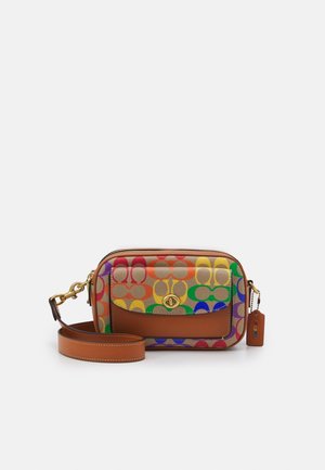 Sac bandoulière compact avec motif multicolore, poche avant en cuir beige, fermoir doré et bandoulière en cuir réglable avec fermoirs métalliques.