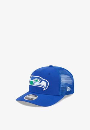 Blaue Baseballkappe mit Netzrücken und einem stilisierten Vogel-Logo in Weiß, Grün und Blau auf dem Vorderteil sowie einer gebogenen Krempe.