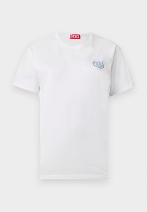 Biele tričko s krátkym rukávom a okrúhlym výstrihom, s malým modrým abstraktným logom na ľavej strane hrudníka a červenou etikou Diesel vo vnútri goliera.