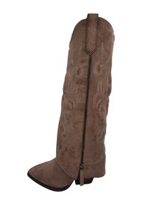 Botte en daim marron montée jusqu'au genou avec des coutures élaborées, bout pointu, fermeture éclair sur le côté et un talon épais. Fini texturé avec un éclat subtil.