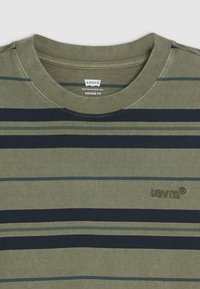 T-shirt en coton vert olive avec des rayures horizontales bleu marine et vert clair. Il dispose d'un col rond et d'un logo "Levi's" brodé sur la poitrine.