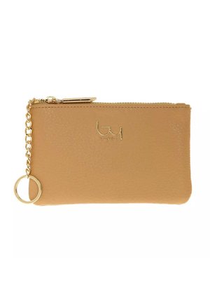 Pochette in pelle color cuoio con zip, catena dorata e portachiavi ad anello, con piccolo logo dorato "byblos" sul davanti.